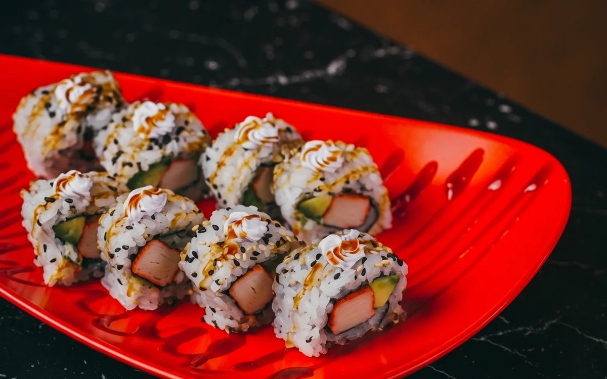 Uramaki surimi: surimi, aguacate y queso crema cubierto de sésamo