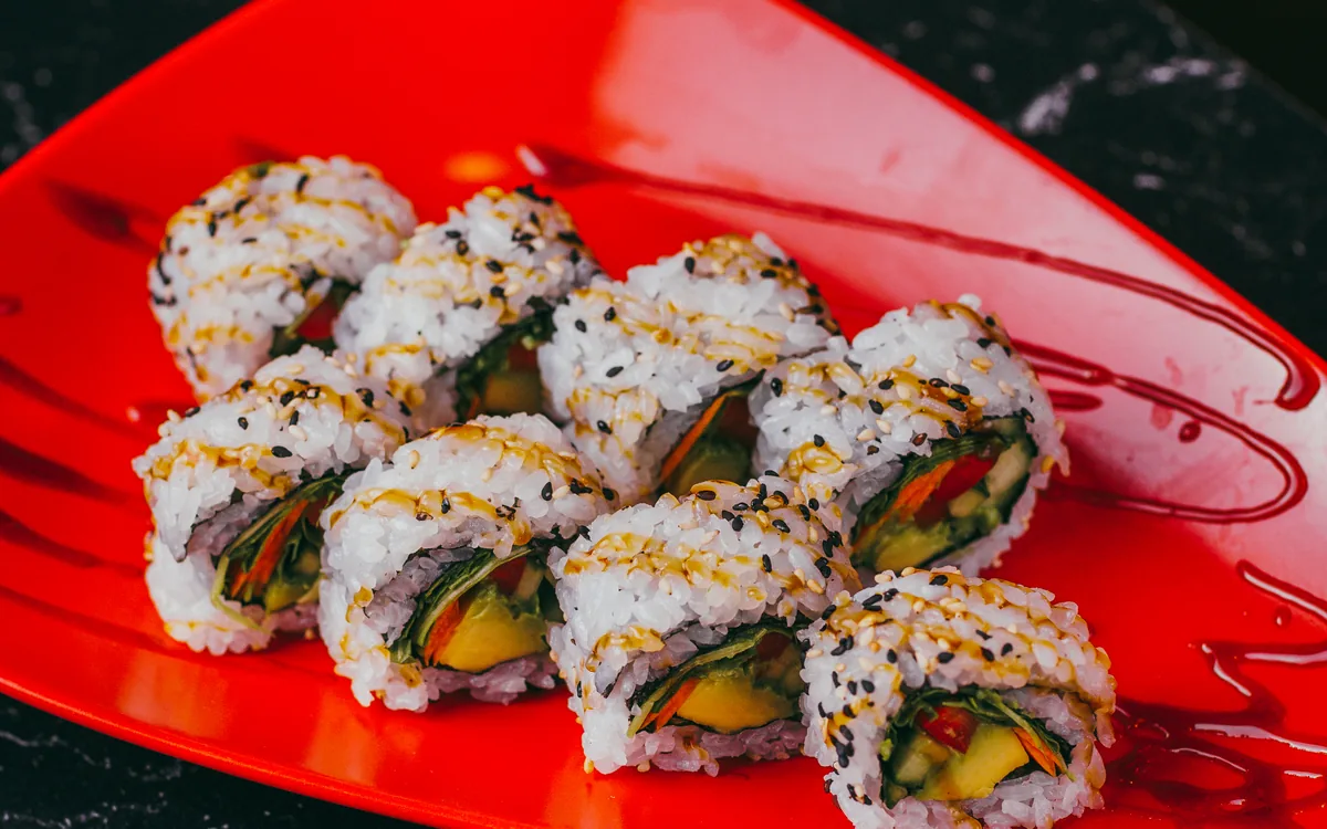 Uramaki vegetal: aguacate, pepino y zanahoria cubiertos de sésamo