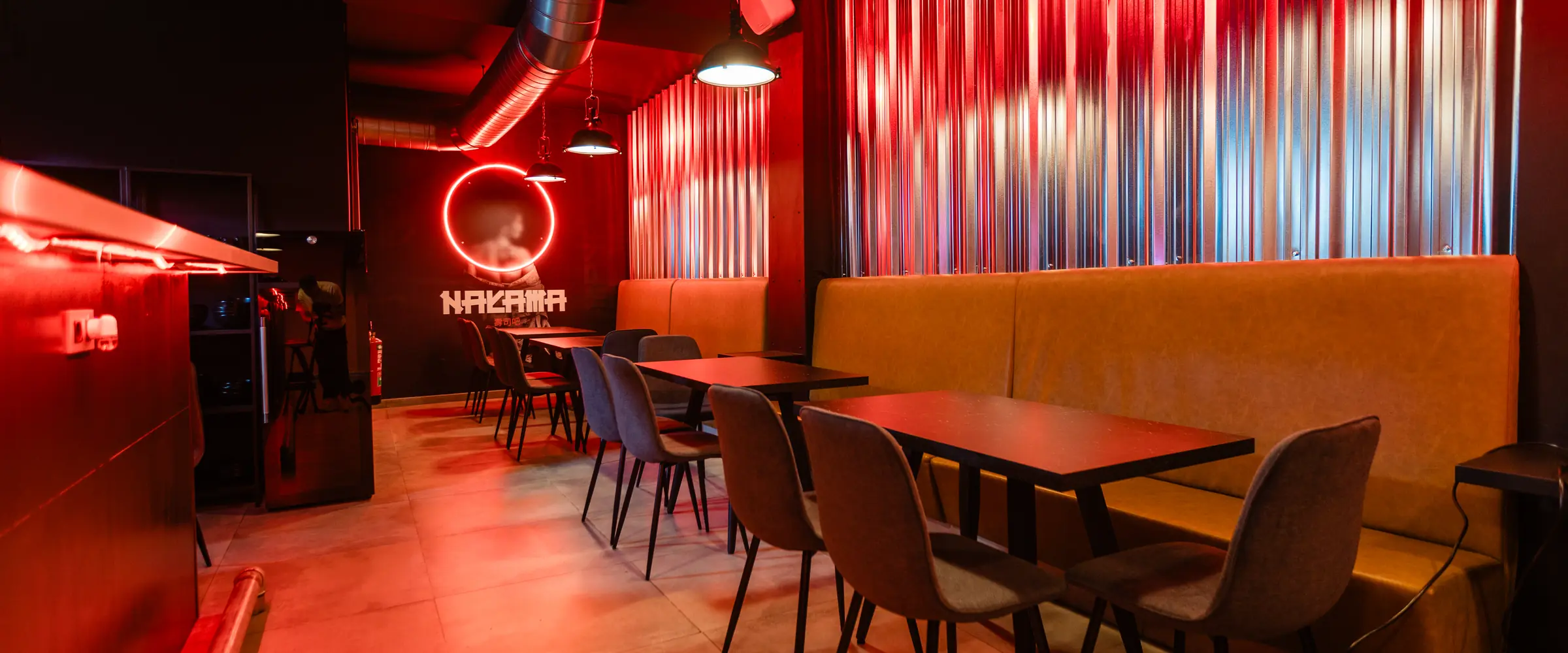 Sala de Nakama Sushi en Xàtiva, con la barra y las mesas al fondo
